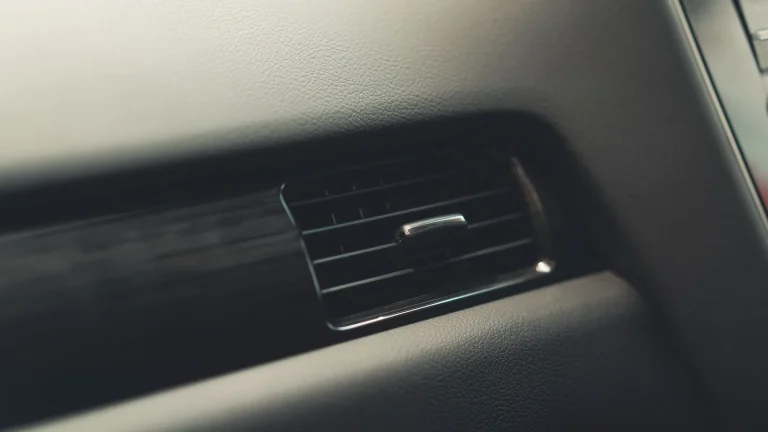 El aire acondicionado del coche no enfría: causas más frecuentes, qué revisar y cuánto puede costar