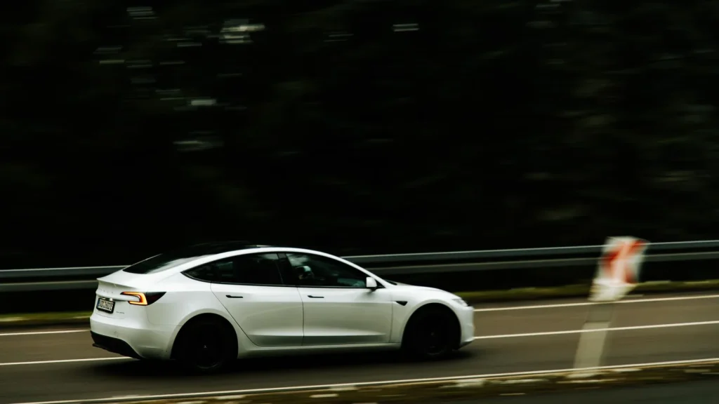 Coche eléctrico circulando por autopista, contexto de autonomía real y consumo