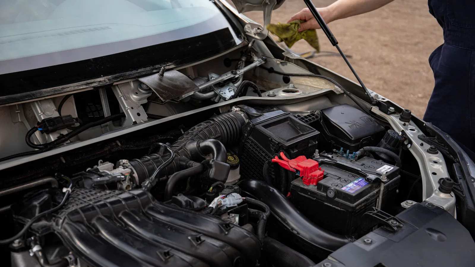 Batería del coche: cuánto dura, síntomas de fallo y cuándo conviene cambiarla