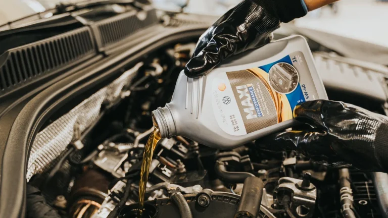 Cada cuánto cambiar el aceite del coche y qué pasa si lo retrasas demasiado