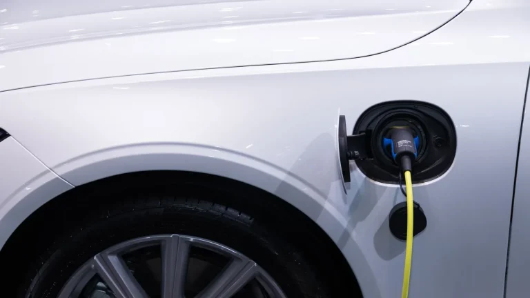 Coche eléctrico o híbrido: cuál puede compensarte más según el uso