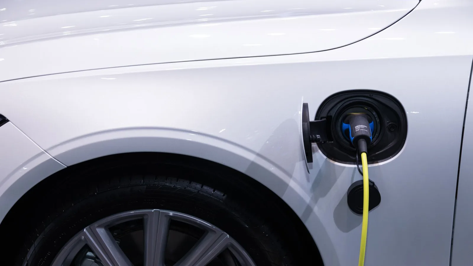 Coche eléctrico o híbrido: cuál puede compensarte más según el uso