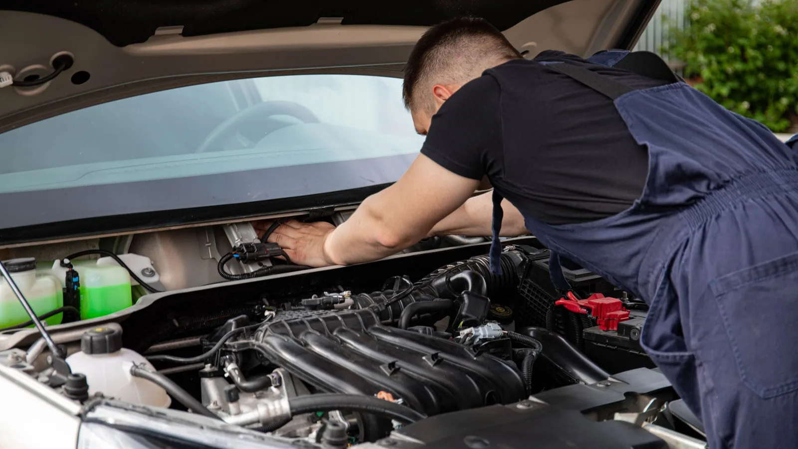El coche se calienta demasiado: qué hacer si sube la temperatura y cuáles son las causas más comunes