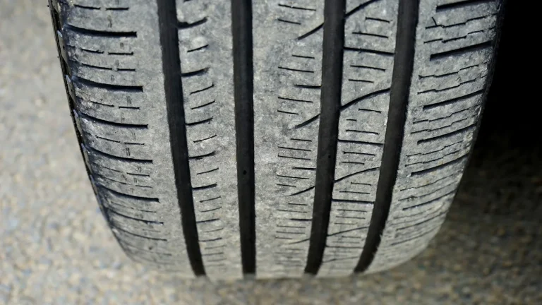 Cuándo cambiar los neumáticos del coche: desgaste, edad, grietas y señales que no debes ignorar