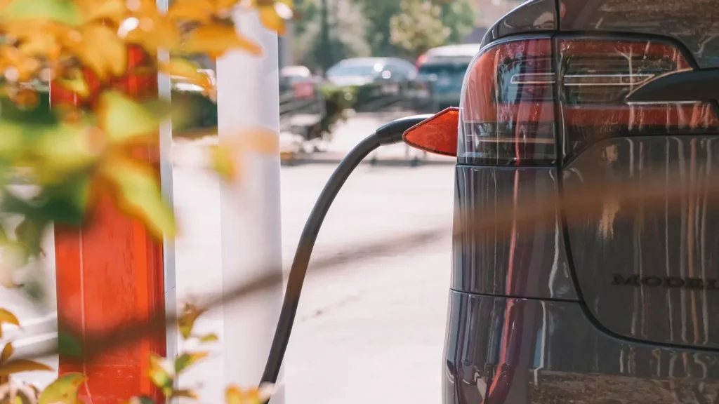 Coche eléctrico conectado a un punto de recarga público