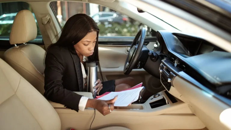 Qué documentación debes llevar en el coche en 2026 y qué puedes mostrar desde miDGT