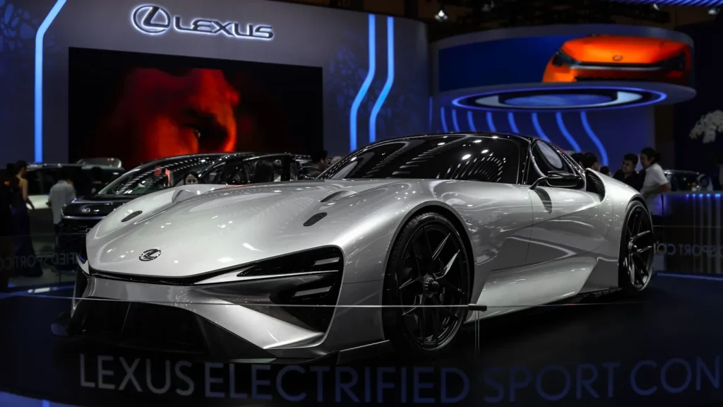 Concept car eléctrico futurista expuesto bajo iluminación de salón del automóvil