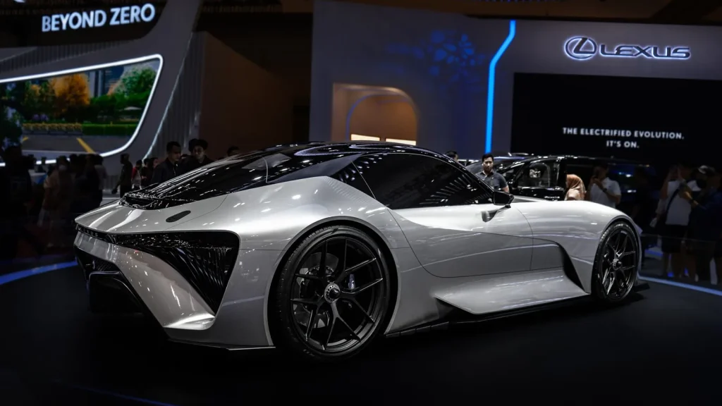 Vehículo eléctrico de diseño avanzado expuesto en un salón del automóvil