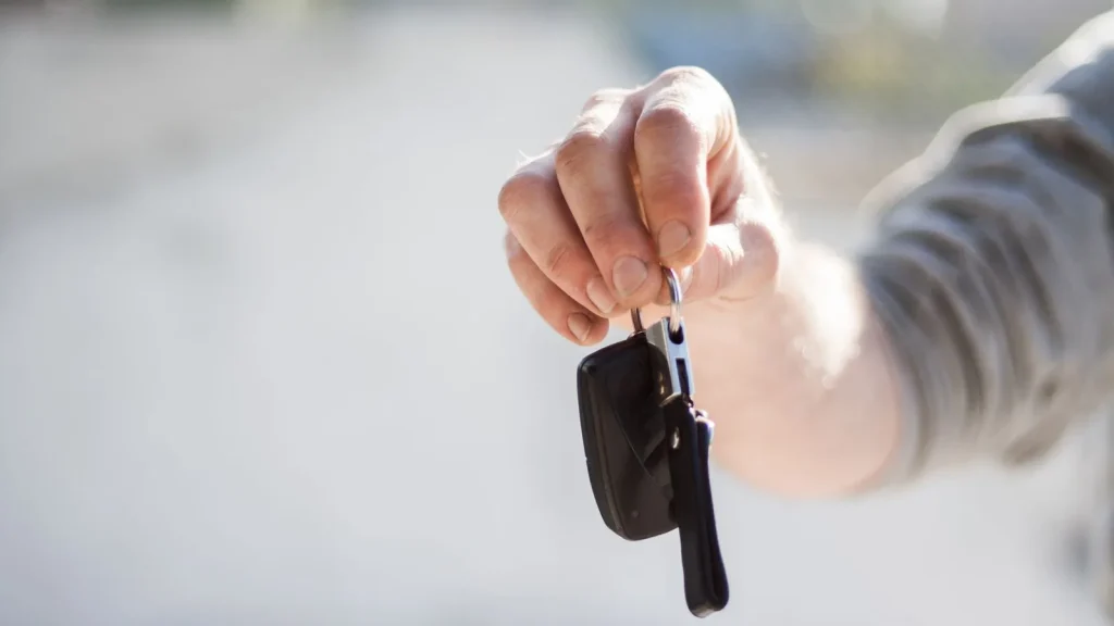 Entrega de llaves de un coche, imagen de apoyo sobre renting y compra
