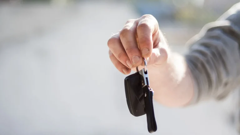 Renting o comprar coche en 2026: qué sale mejor y qué debes comparar