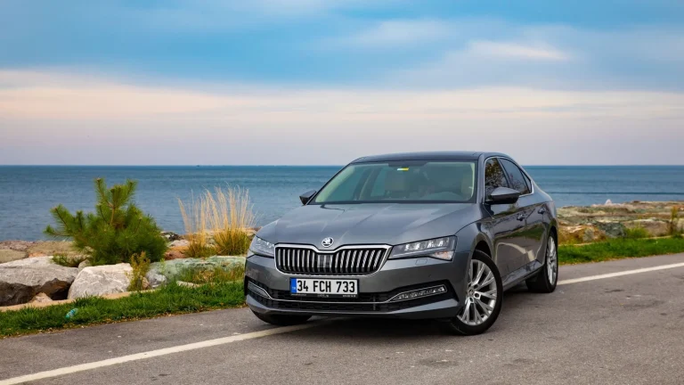 Škoda Superb cumple 25 años: así ha evolucionado una de las berlinas familiares más prácticas de Europa