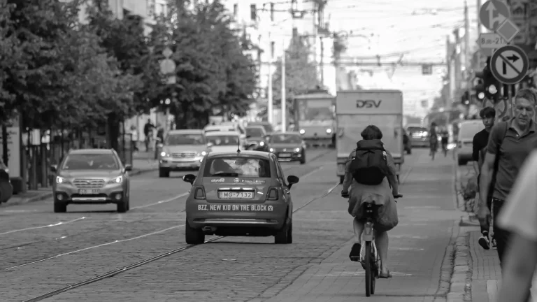 La DGT cambia cómo adelantar a ciclistas: 20 km/h menos y cambio completo de carril cuando sea posible