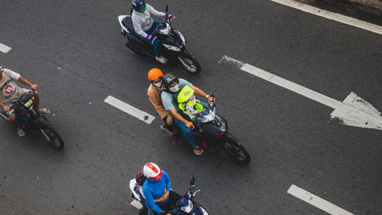 Las motos podrán usar el arcén en atascos, pero con límite de 30 km/h y solo en tramos señalizados