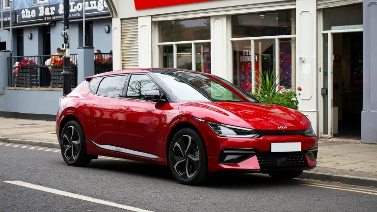 Reino Unido estudia rebajar su objetivo de eléctricos de 2030 ante la presión de fabricantes y empleo industrial